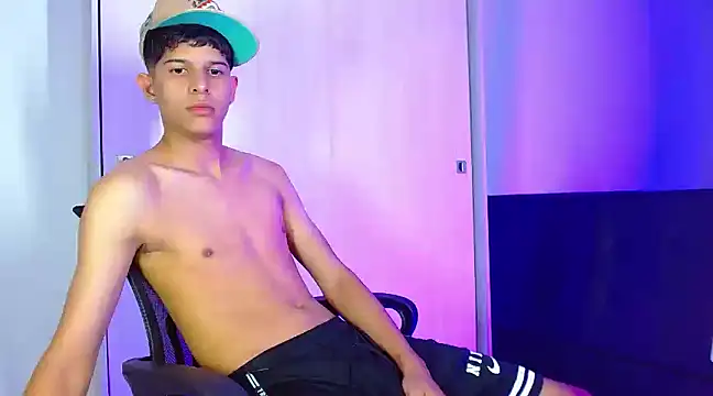 LiamGadiell online show from December 19, 2024, 9:18 am