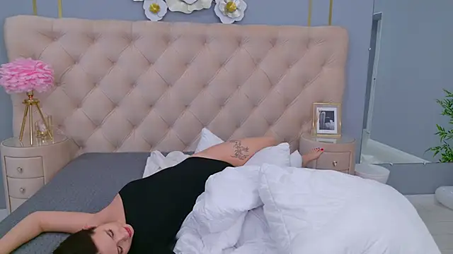 Snapshot of milaleoneli chatting on February 12, 2025, 6:40 pm milaleoneli online show from February 12, 2025, 6:40 pm