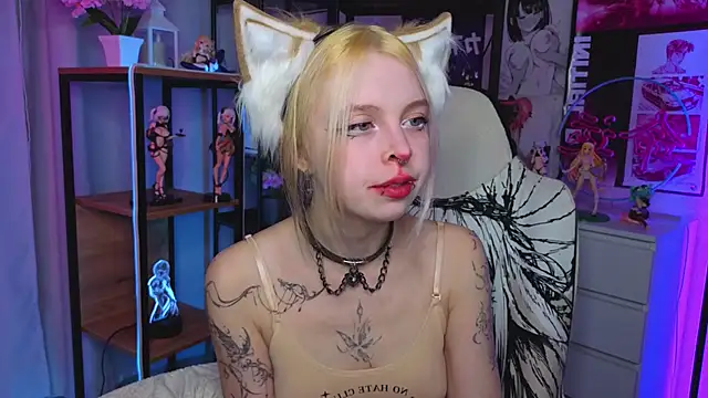 HildaEvatt online show from October 1, 2025, 4:07 am