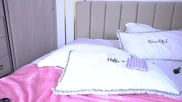 b3llaspringg online show from March 6, 2025, 12:43 am