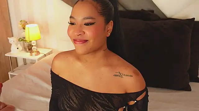 IzzyyBeelmonth online show from December 28, 2024, 10:02 pm