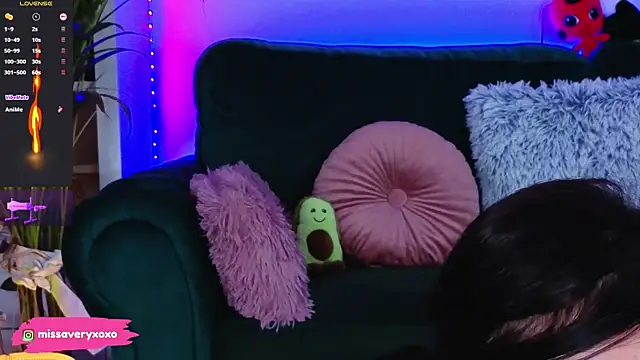 AveryWillow online show from April 6, 2026, 4:46 am