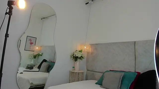 naomiii   online show from November 15, 2025, 11:40 am