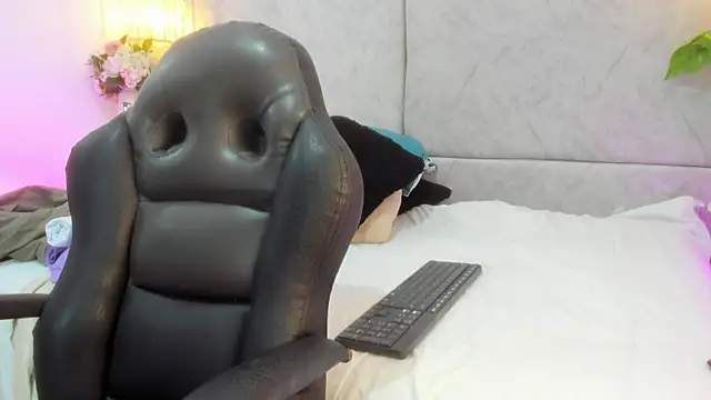 naomiii   online show from March 16, 2026, 11:36 am