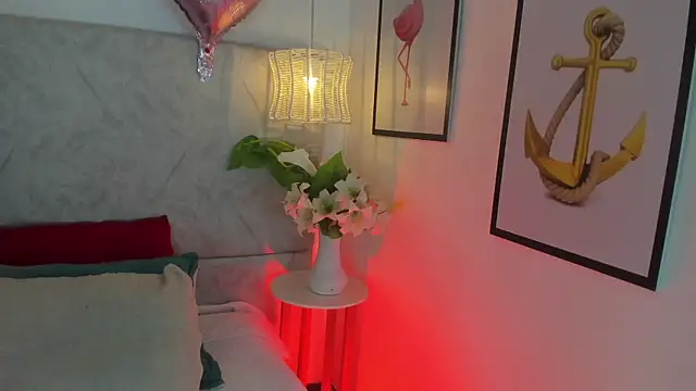 naomiii   online show from April 6, 2026, 11:33 am