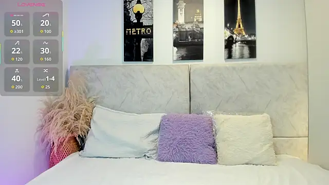 naomiii   online show from April 18, 2026, 11:47 am