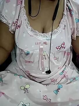 Snapshot of Yours_Radika chatting on February 4, 2025, 1:34 am Yours Radika online show from February 4, 2025, 1:34 am