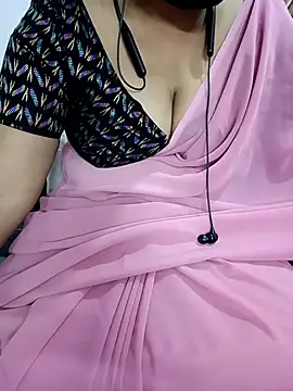 Snapshot of Yours_Radika chatting on February 7, 2025, 10:09 pm Yours Radika online show from February 7, 2025, 10:09 pm