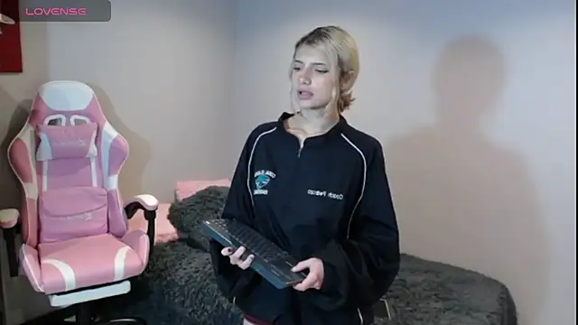 Snapshot of HiScarlett chatting on February 3, 2025, 12:25 pm HiScarlett online show from February 3, 2025, 12:25 pm