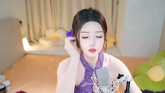 Snapshot of Eimile chatting on December 12, 2024, 6:21 pm Eimile online show from December 12, 2024, 6:21 pm