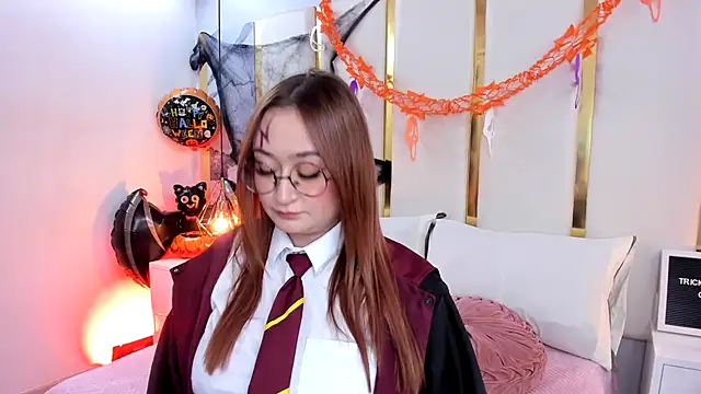 SalommeFlores online show from October 29, 2025, 9:27 pm