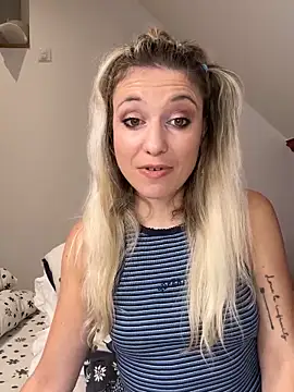 carlaaa online show from October 15, 2025, 7:58 pm