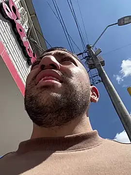 JuanZapata33 online show from January 2, 2025, 6:12 pm