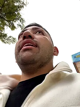 JuanZapata33 online show from November 5, 2025, 10:21 pm