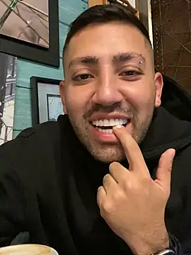 JuanZapata33 online show from February 18, 2026, 11:44 pm