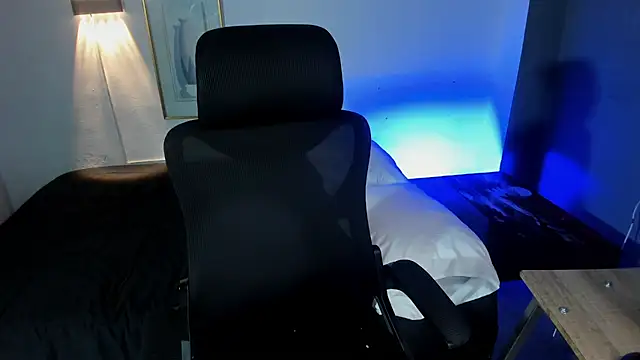 Travistanner 28 online show from November 29, 2025, 6:27 am