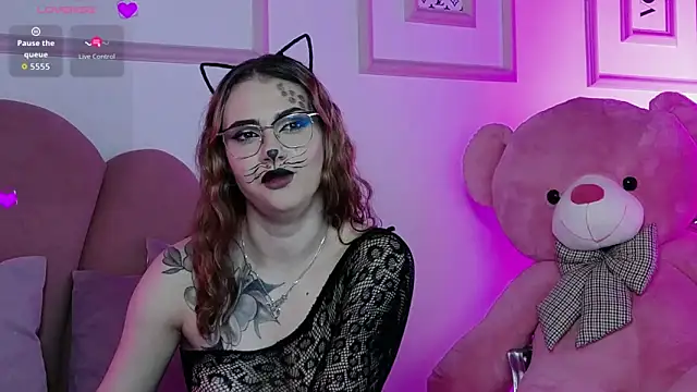 Abby  White online show from October 31, 2025, 5:25 pm