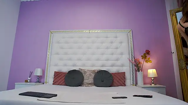 Lenna Paul online show from November 11, 2025, 4:56 am