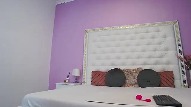 Lenna Paul online show from November 12, 2025, 4:57 am