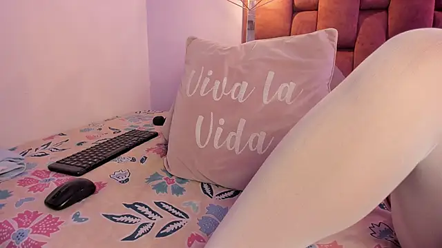 kristakinnky online show from October 23, 2025, 1:54 pm