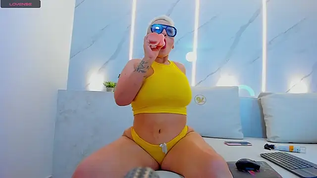 Snapshot of mia_becke chatting on January 3, 2025, 2:40 pm mia becke online show from January 3, 2025, 2:40 pm