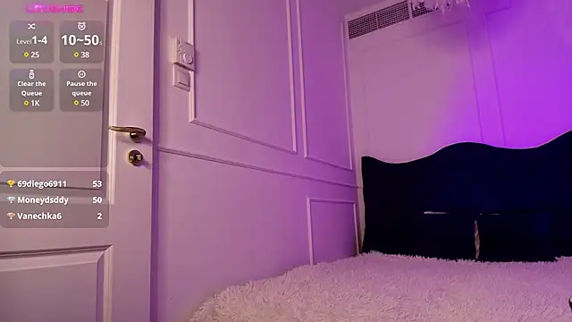 horny blondiee online show from February 7, 2025, 11:23 am