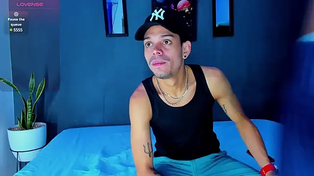 Snapshot of Friendsofeverything_ chatting on February 4, 2025, 1:13 am Friendsofeverything online show from February 4, 2025, 1:13 am