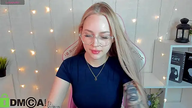 Carol  Cox online show from November 14, 2025, 10:18 pm