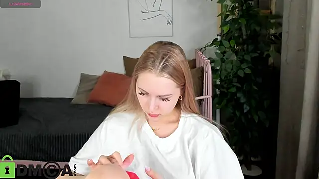 Carol  Cox online show from November 17, 2025, 10:48 pm