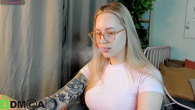 Carol  Cox online show from December 1, 2025, 10:48 pm