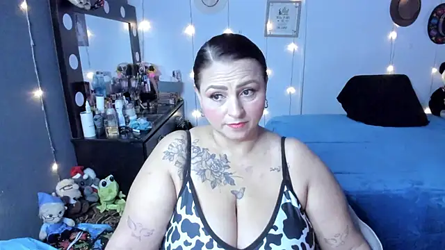 Snapshot of Ivonnee__ chatting on October 20, 2025, 10:49 am Ivonnee   online show from October 20, 2025, 10:49 am