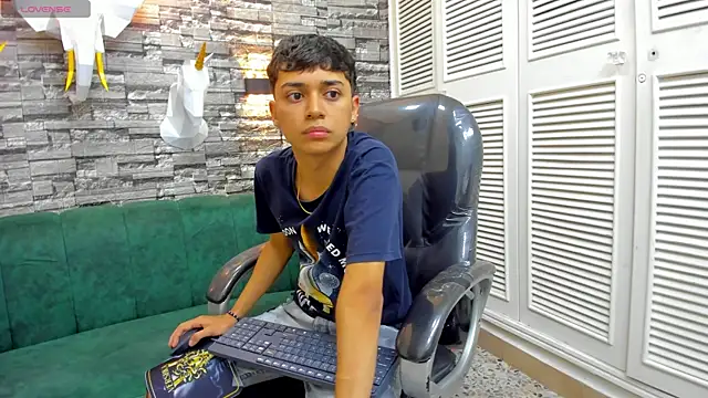 DamiBright online show from November 17, 2025, 6:24 pm