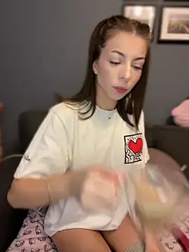 Mia Ethan online show from December 3, 2024, 7:43 am