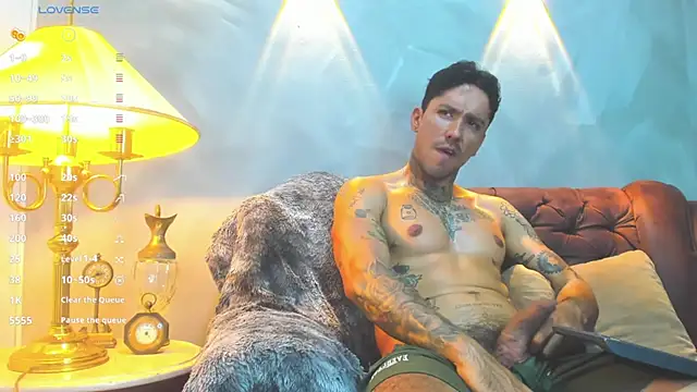 Snapshot of Dylanstonne chatting on January 17, 2025, 11:29 pm Dylanstonne online show from January 17, 2025, 11:29 pm