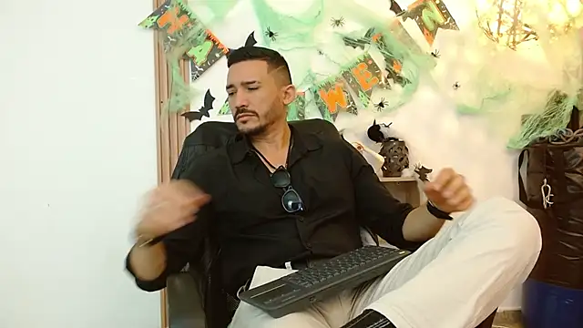 Reiko 85  online show from October 15, 2025, 3:01 pm