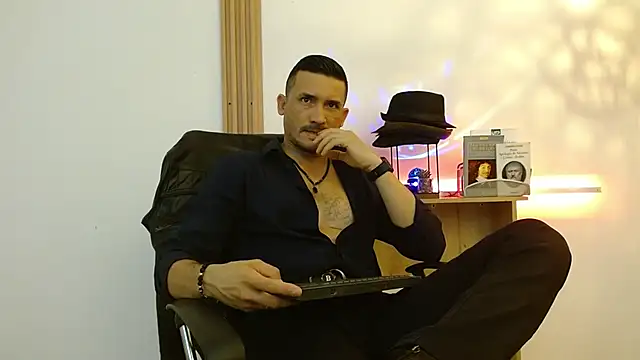 Reiko 85  online show from November 3, 2025, 7:48 pm