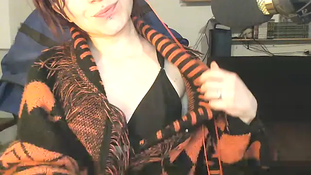 Snapshot of complicata_mente chatting on March 18, 2025, 5:42 pm complicata mente online show from March 18, 2025, 5:42 pm