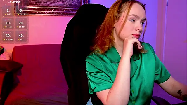 Snapshot of Kari_Lunna chatting on December 14, 2024, 4:01 am Kari Lunna online show from December 14, 2024, 4:01 am