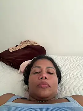 Snapshot of KarenGuzman_ chatting on March 12, 2025, 9:35 pm KarenGuzman online show from March 12, 2025, 9:35 pm