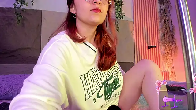 centaurigirl online show from April 19, 2026, 2:44 am