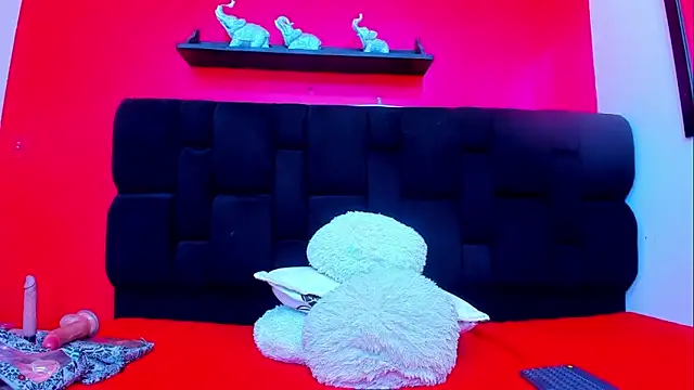 Snapshot of Leah_Gomed chatting on January 13, 2025, 4:07 am Leah Gomed online show from January 13, 2025, 4:07 am