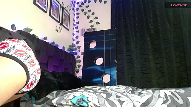 Snapshot of LyleBennett_ chatting on February 21, 2025, 9:24 am LyleBennett  online show from February 21, 2025, 9:24 am
