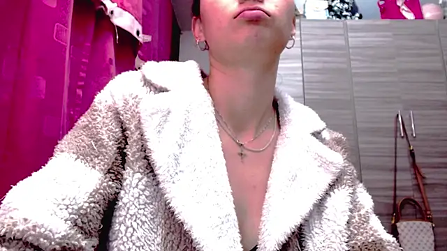 holy juli online show from February 11, 2026, 4:28 am