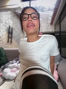 KellyOlsenbe online show from May 24, 2026, 1:49 pm