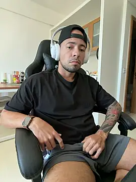 Kaueleon online show from April 18, 2026, 5:50 pm