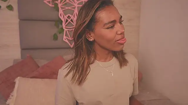 Lily Miiller online show from November 26, 2025, 8:43 pm