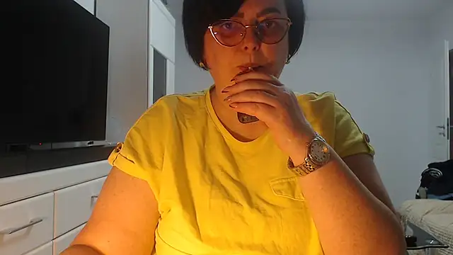 Amandamuller1982 online show from April 13, 2026, 5:29 pm