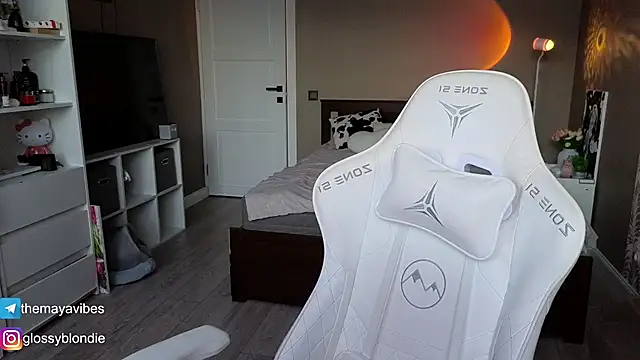 Maya Rave online show from April 19, 2026, 3:28 am