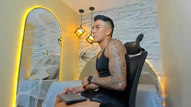 Aron Bolt online show from October 18, 2025, 9:15 pm