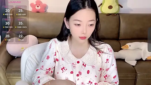 Snapshot of Yilin1999 chatting on February 14, 2025, 9:43 pm Yilin1999 online show from February 14, 2025, 9:43 pm